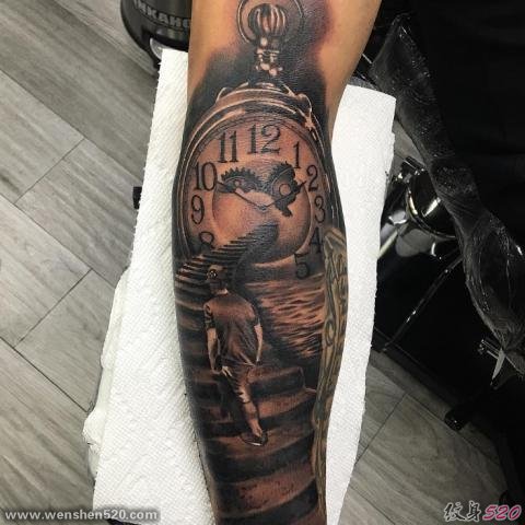 手臂和腿部上的各种时钟纹身图案