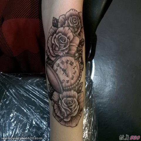 手臂和腿部上的各种时钟纹身图案