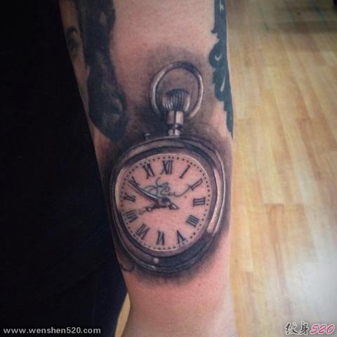 手臂和腿部上的各种时钟纹身图案