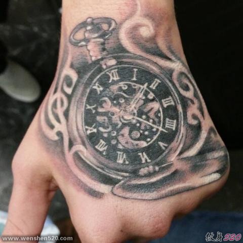 手臂和腿部上的各种时钟纹身图案