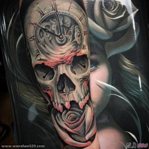 手臂和腿部上的各种时钟纹身图案