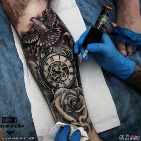手臂和腿部上的各种时钟纹身图案