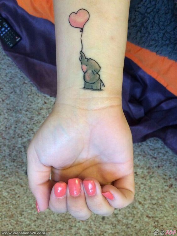 女生手腕处可爱的小象和红心气球纹身图片