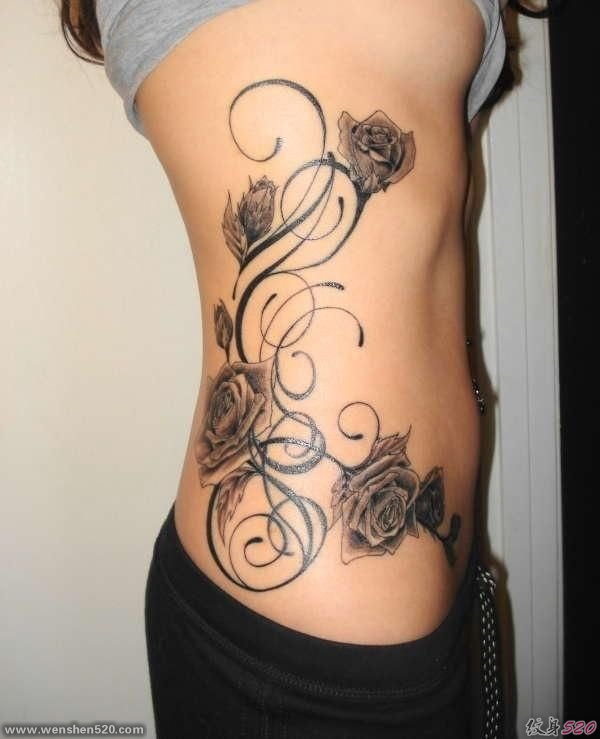 女性侧肋腰部上漂亮性感的玫瑰花纹身图案