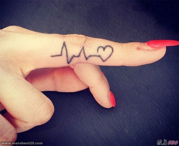 女性手指关节上的小清新微型纹身图案