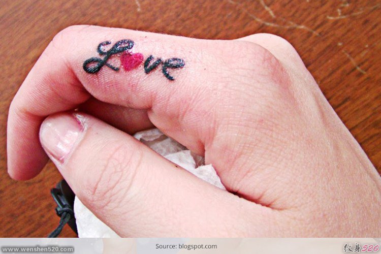 女性手指关节上的小清新微型纹身图案