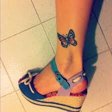 脚踝处漂亮的蝴蝶纹身
