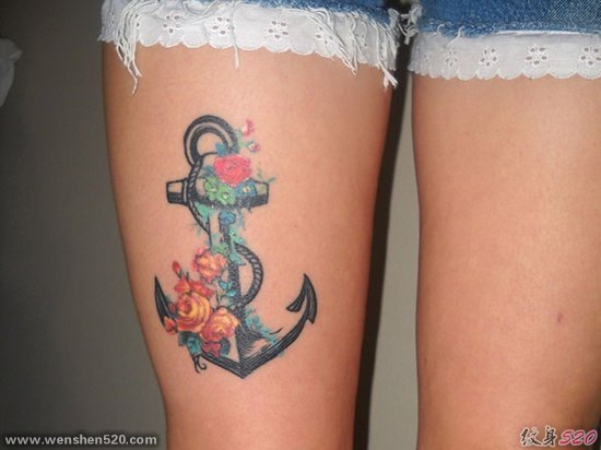 女性右大腿上漂亮的花卉船锚纹身图片