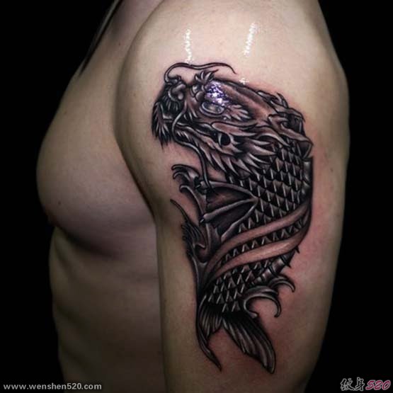 男性左手大臂上的龙头鱼身图案纹身