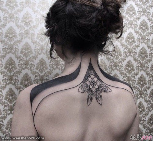 女性后颈部漂亮装饰纹身图案