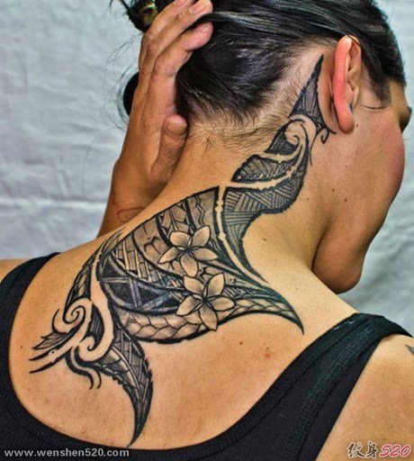 女性后颈部漂亮装饰纹身图案
