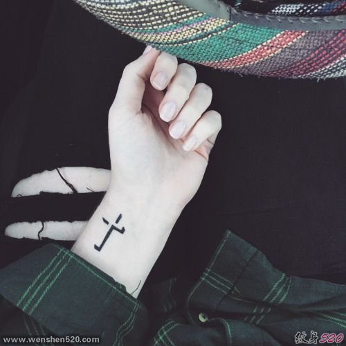 简单的黑色粗线十字架纹身图案