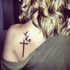 简单的黑色粗线十字架纹身图案
