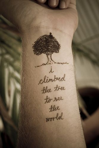手腕处漂亮的小树英文刺青