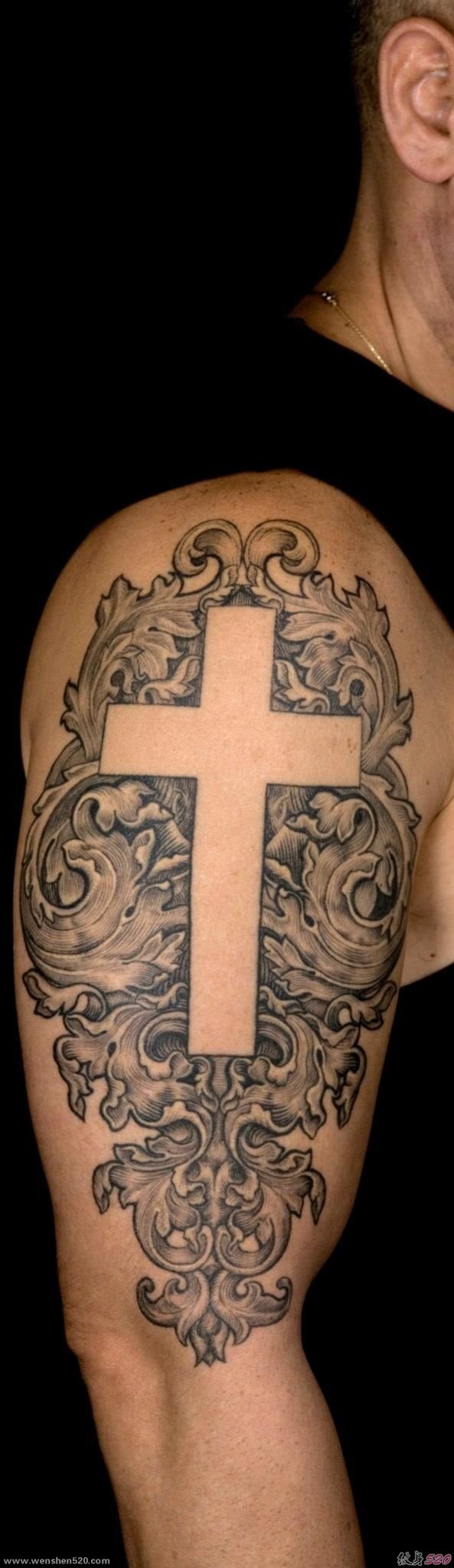 手大臂膀上的各式样的大十字架纹身图案