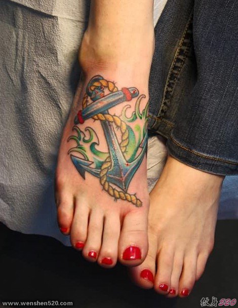 女性脚背上漂亮的船锚纹身图片