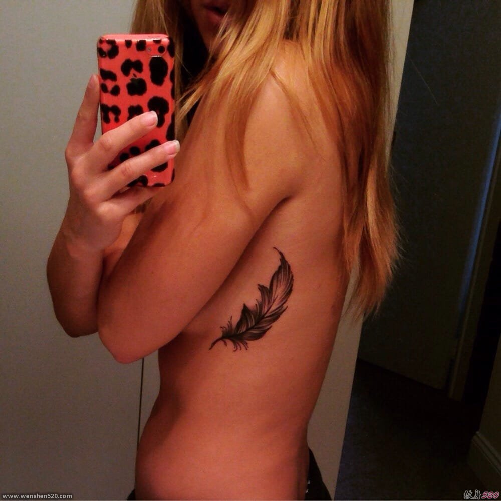 女生侧肋漂亮的羽毛纹身图片