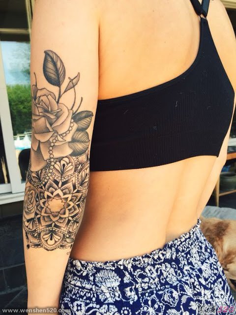女性手臂上漂亮的玫瑰花纹身图案