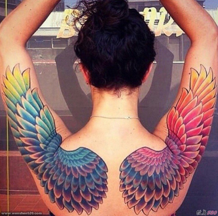 女性后背上会飞的翅膀纹身图片