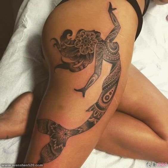 女性侧臀部及大腿上的美人鱼图腾纹身图片