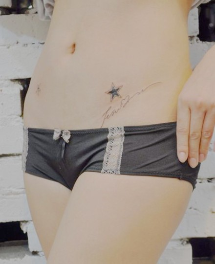 女性腹部漂亮星星时尚刺青