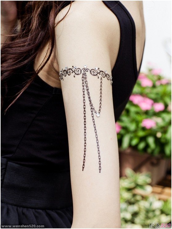 女性手臂上漂亮的臂环纹身图案