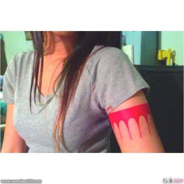 女性手臂上漂亮的臂环纹身图案