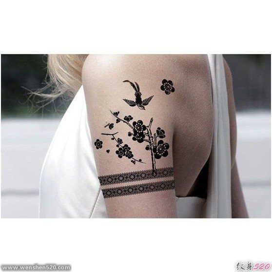 女性手臂上漂亮的臂环纹身图案