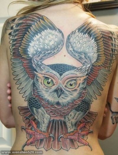女性身上帅气的猫头鹰纹身图案