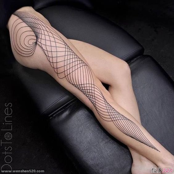 女性大花腿个性抽象线条纹身图片