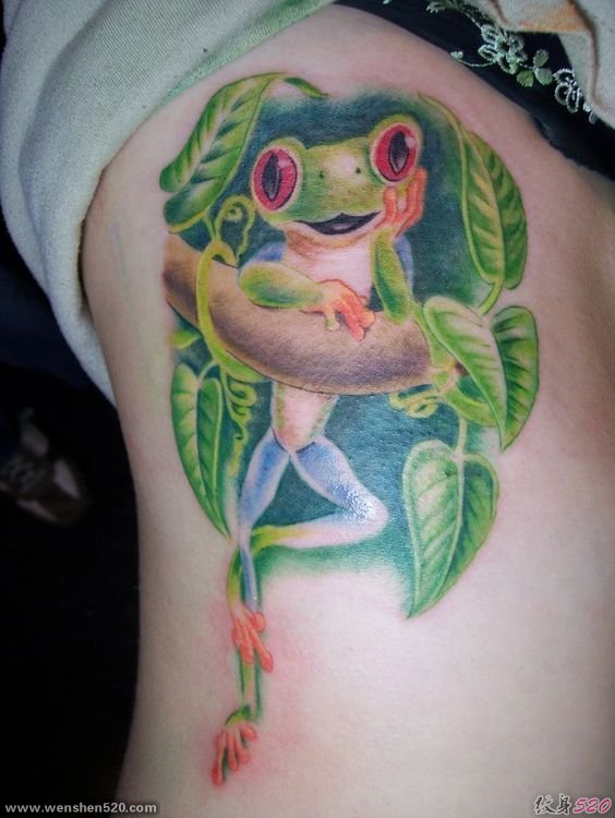 女生侧肋上可爱的青蛙纹身图片