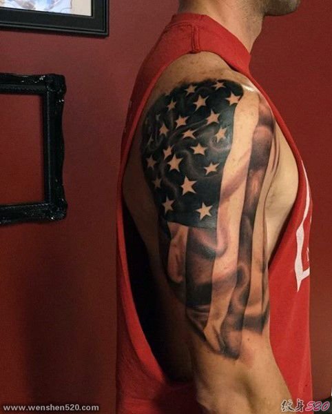 欧美男子右手大臂上的美国国旗纹身图片