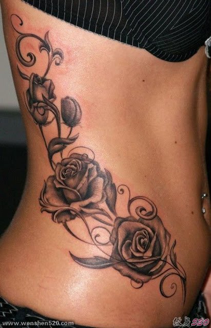 女孩身上漂亮的玫瑰花纹身图片