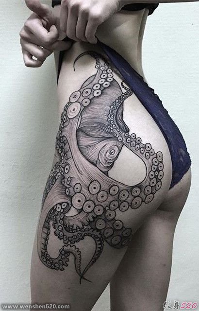 女子侧身帅气的黑灰色章鱼纹身图片