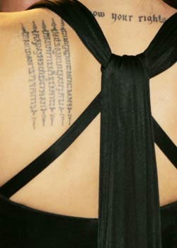 女性背部字符刺青