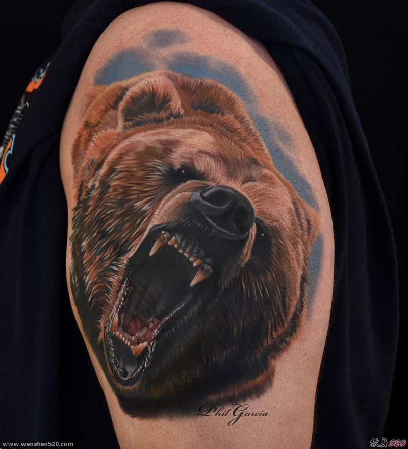 大腿上逼真的怒吼的熊纹身图片