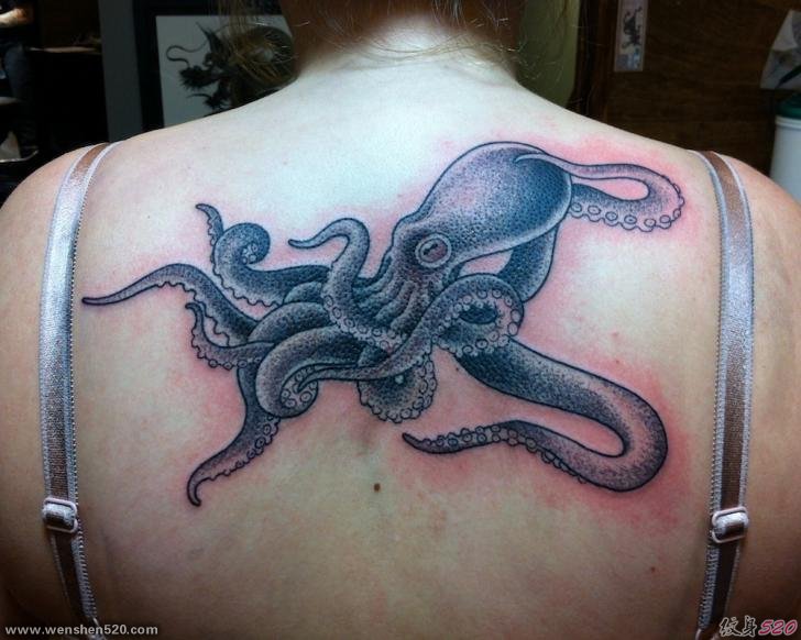 女子背上的大黑灰色章鱼纹身图片