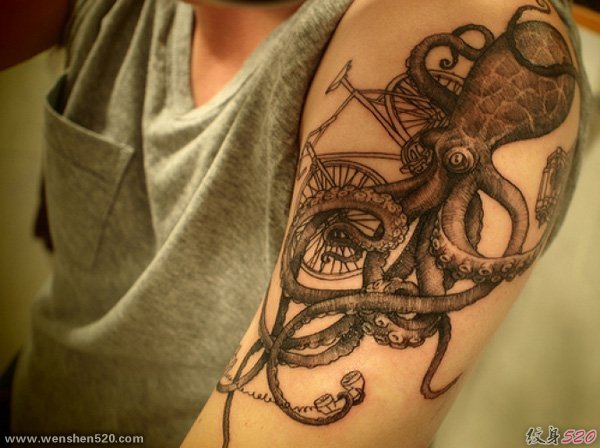 手大臂上的大章鱼和自行车纹身图片