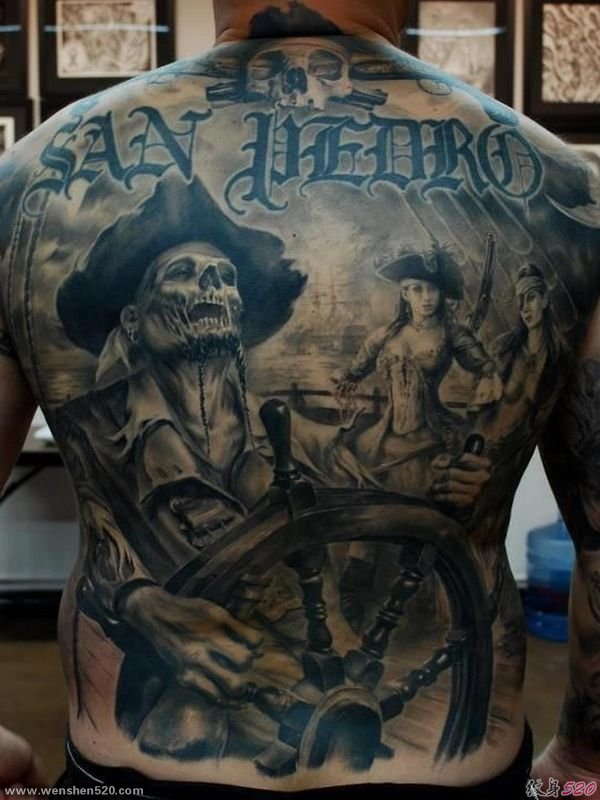 花臂男子满背刻字骷髅海盗纹身图片
