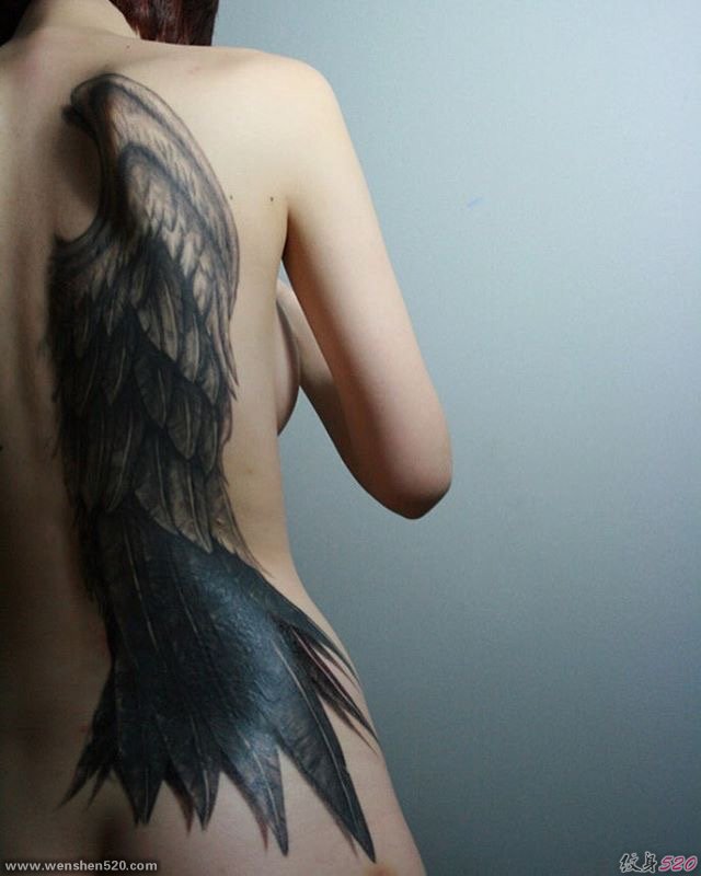 女性背上3D天使大翅膀纹身图片