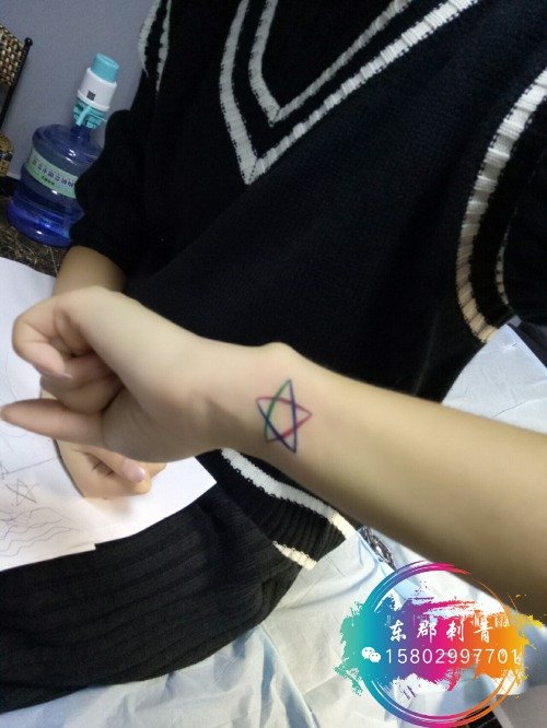 手腕旁彩色线条五角星纹身