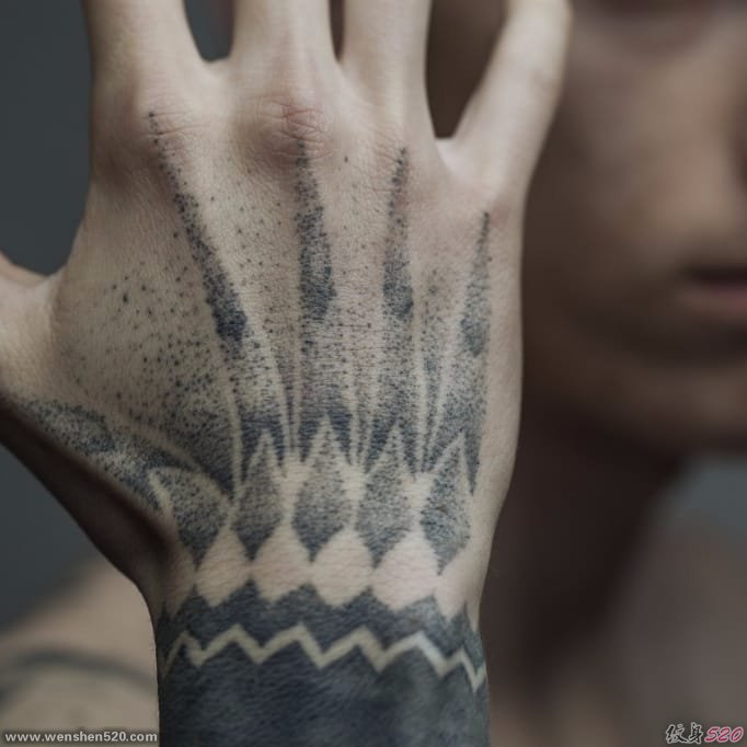 纯黑色点刺纹身图案来自弗朗索瓦