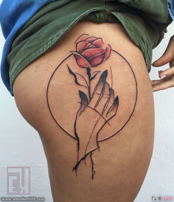 女性侧臀部绘画风格手握玫瑰花纹身图片