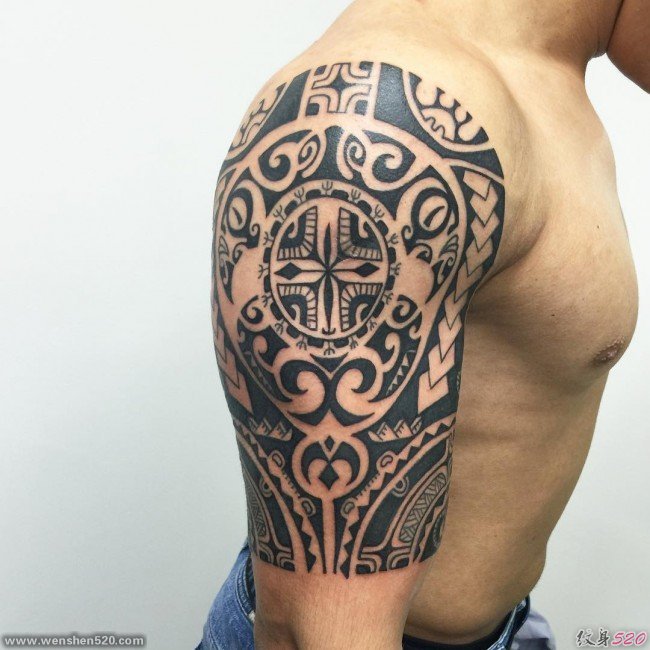 男性手臂黑色部落图腾纹身图案
