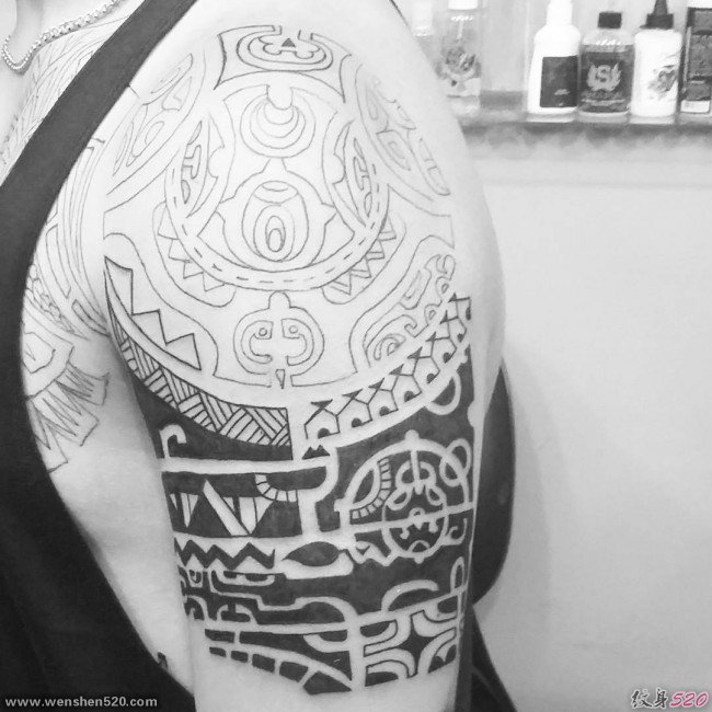男性手臂黑色部落图腾纹身图案