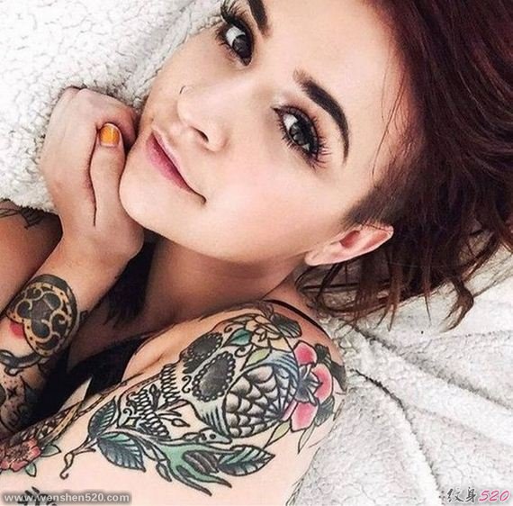 美丽大胆性感的欧美纹身女性