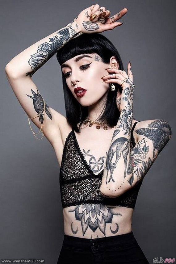 美丽大胆性感的欧美纹身女性