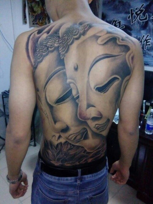 男子满背佛祖纹身图片