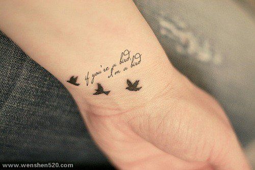 手腕上的小清新英文字和小鸟纹身图片
