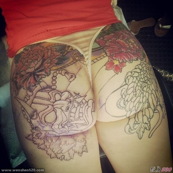 女子性感屁股上漂亮的花卉和般若纹身图片